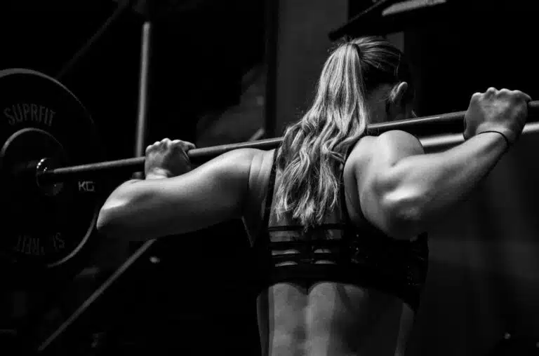 femme qui fait la musculation